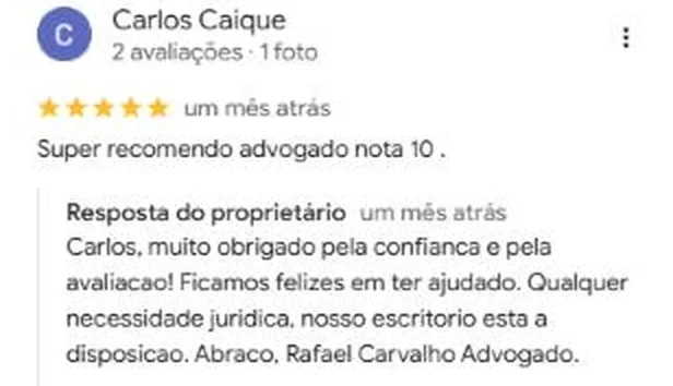Avaliação de 5 estrelas de Carlos Caique no Google: “Super recomendo advogado nota 10.” Com resposta do escritório agradecendo.