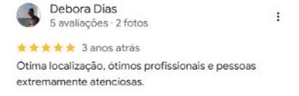 Avaliação de 5 estrelas de Debora Dias no Google, comentando a localização e o atendimento atencioso da equipe.